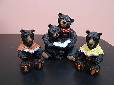 Bear figurines reading