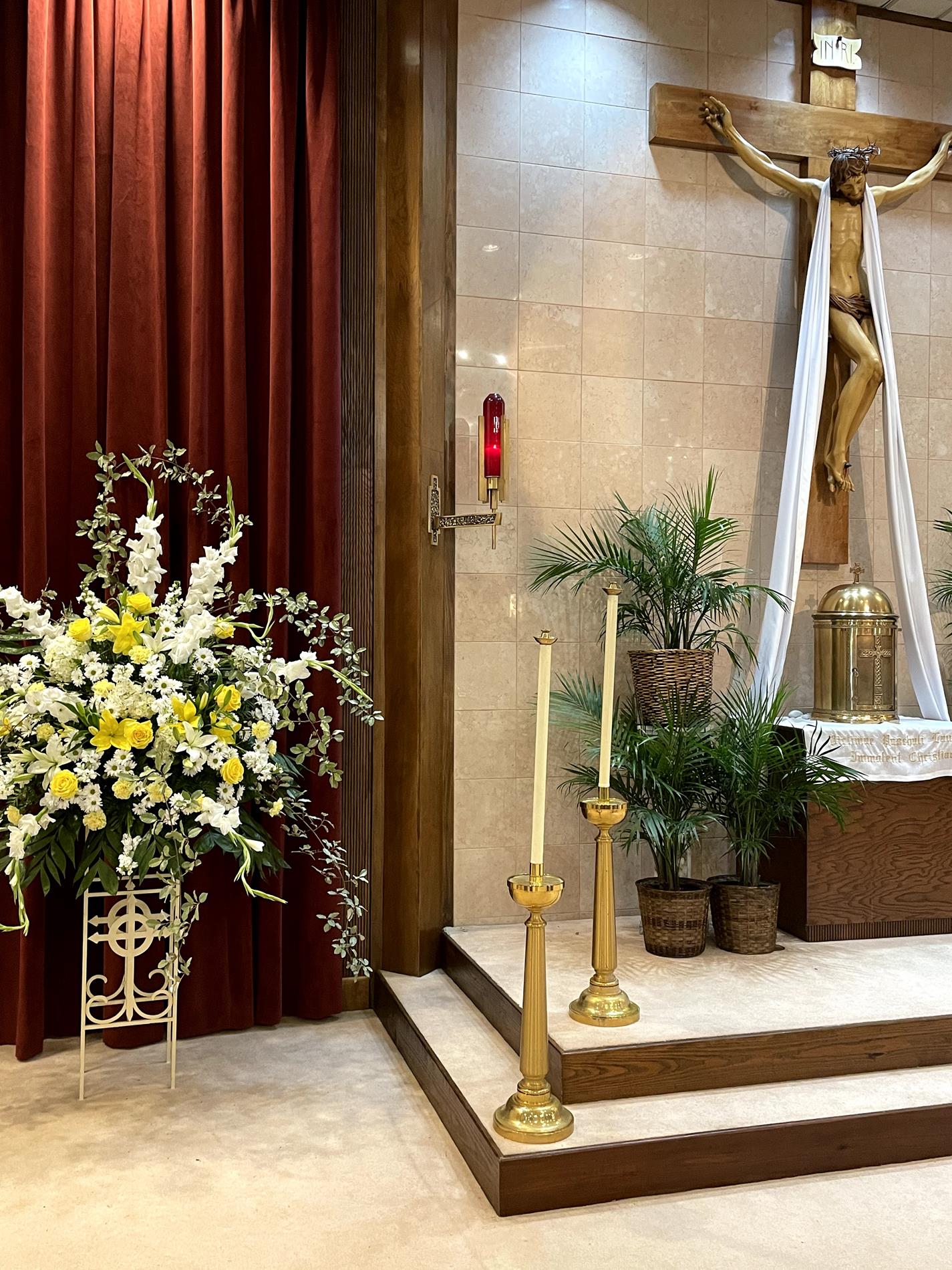 Beautiful flowers by Lisa Smith complement the altar